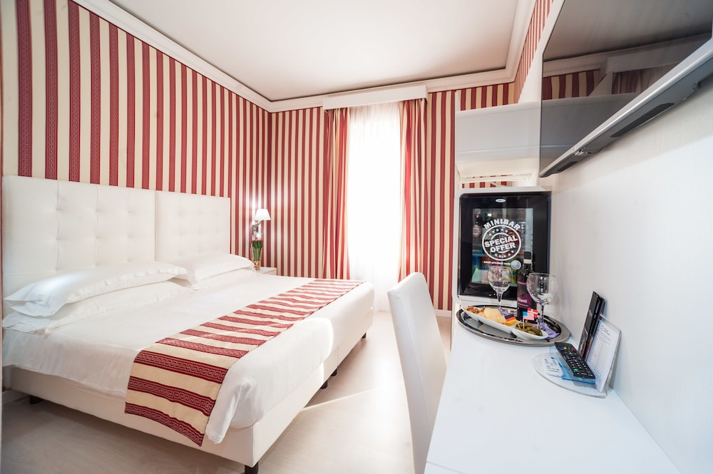DELUXE, DOUBLE BED, CITY VIEW