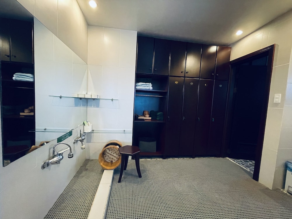 THE TRAY HOTEL 45/68