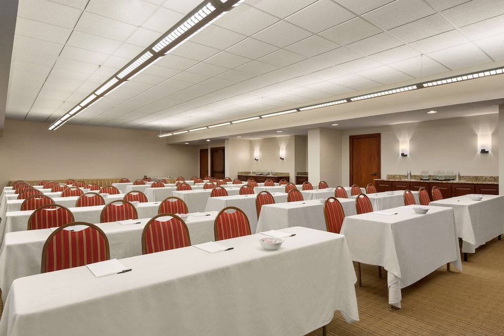 Country Inn and Suites By Radisson Atlanta Galleria/Ballpark GA 32/36