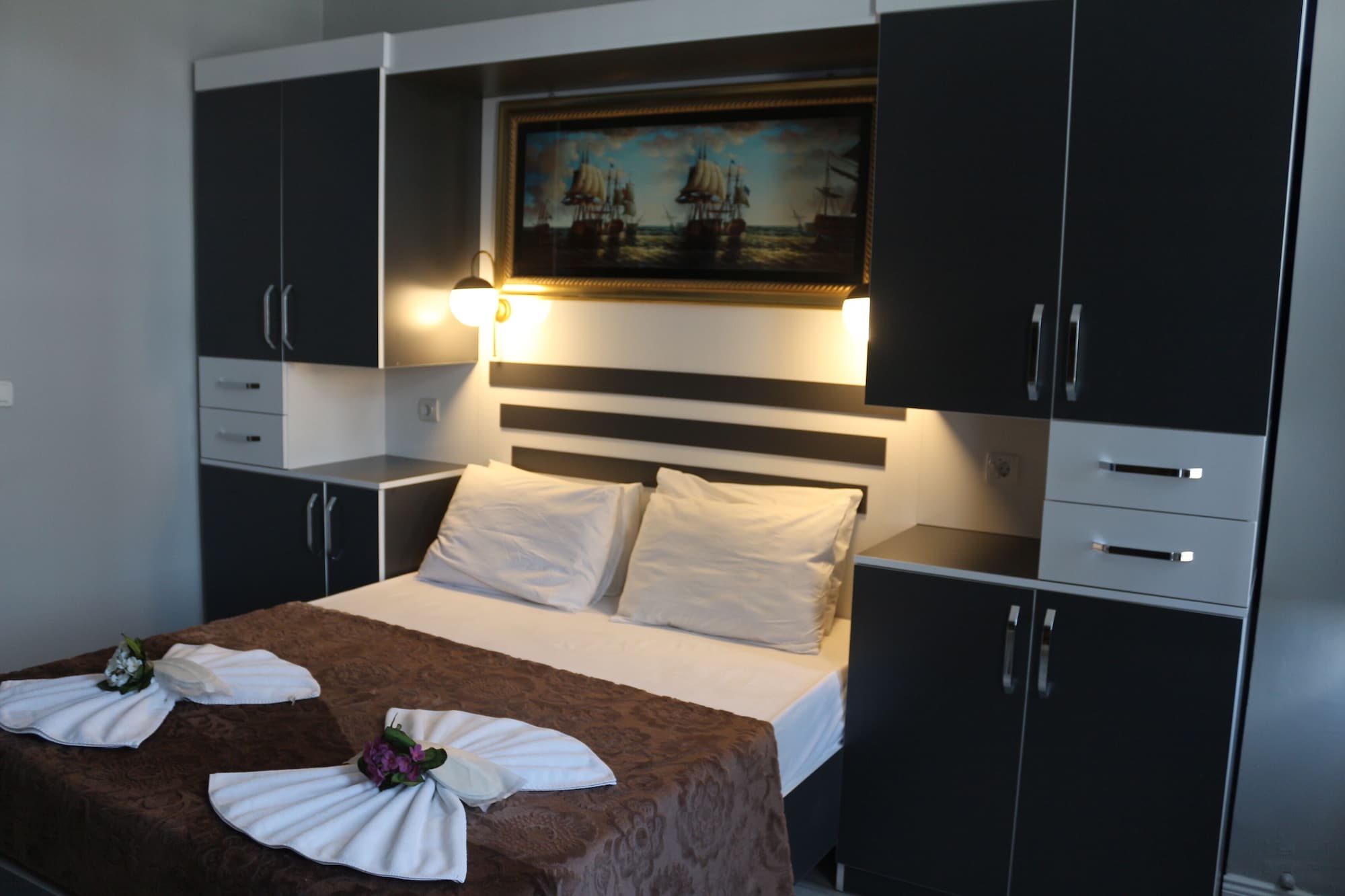 1 BEDROOM, STUDIO