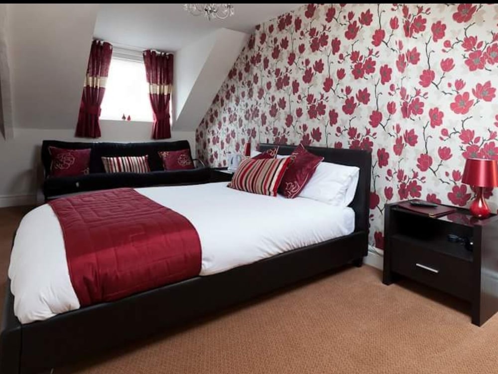 Deluxe, Queen Bed, Sofa