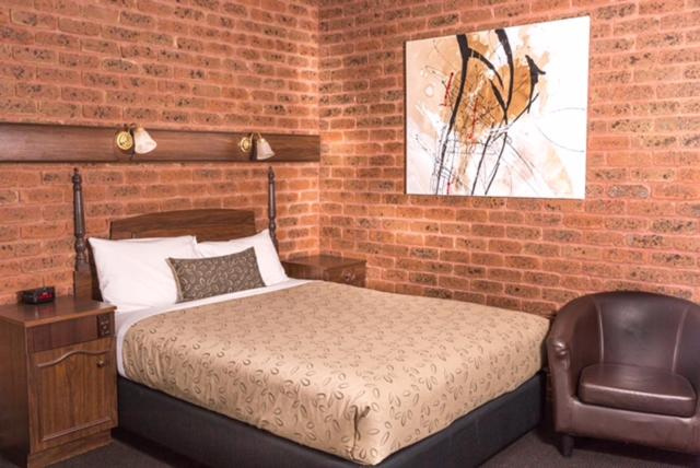 Upstairs, Queen Bed