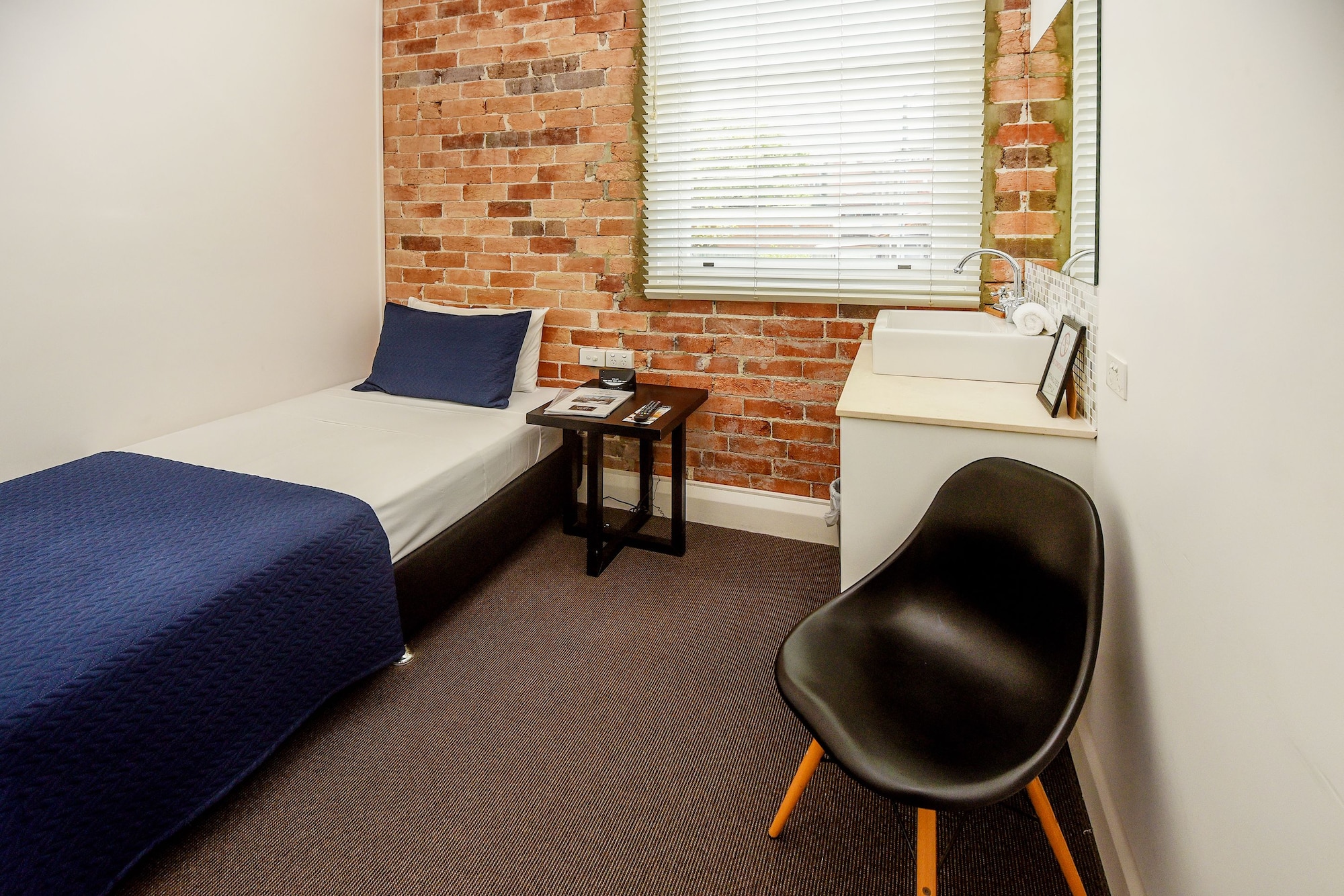 ROOM, SINGLE, SHARED BATHROOM