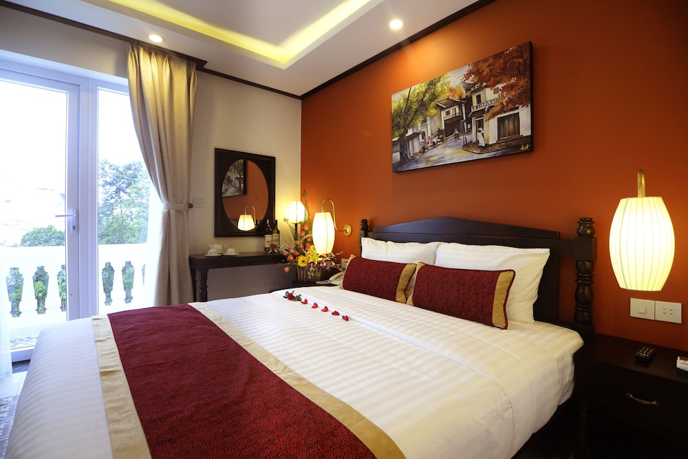 Golden Bell Backpacker Hotel and Pool Bar 33/59