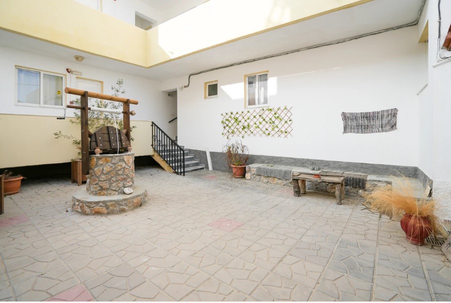 Peters Kool Pool Studios and Apartments 14/18