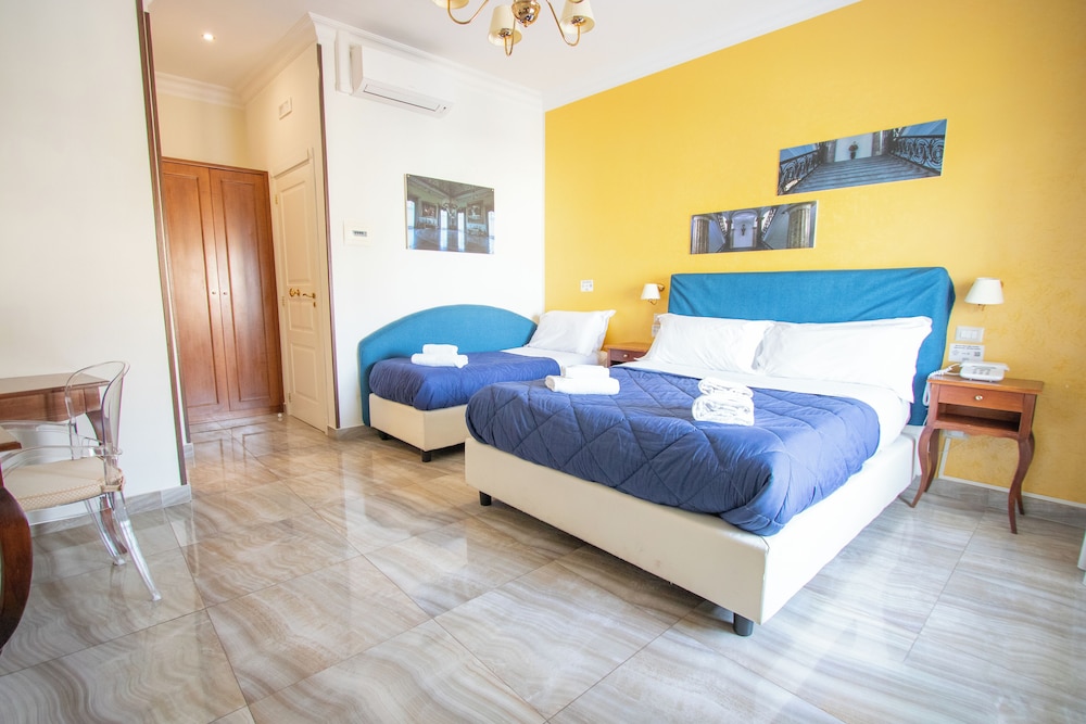 Superior, Triple, 1 Double and 1 Single Bed, Ostello Bello Napoli 2/5