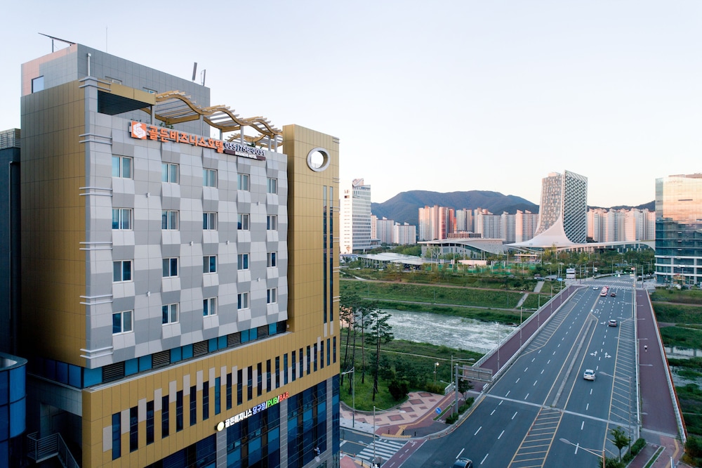 Golden Business Hotel 4/65