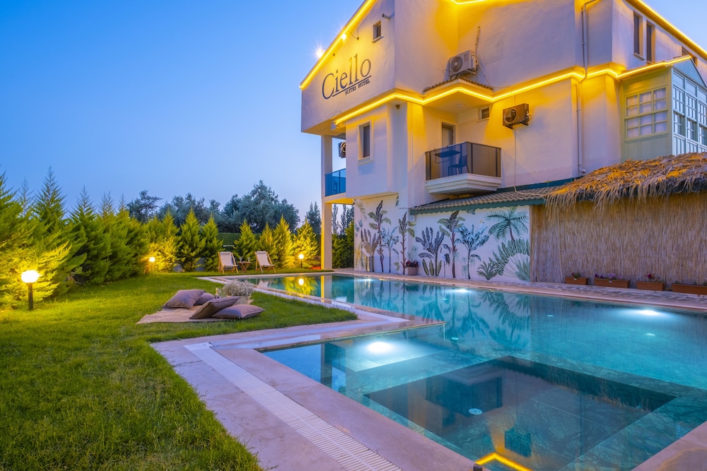 Ciello Suites Hotel 1/24