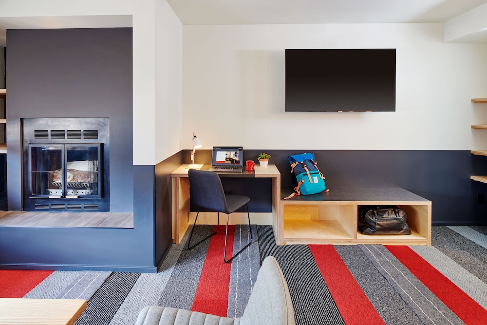 Mountain Modern Motel 46/72