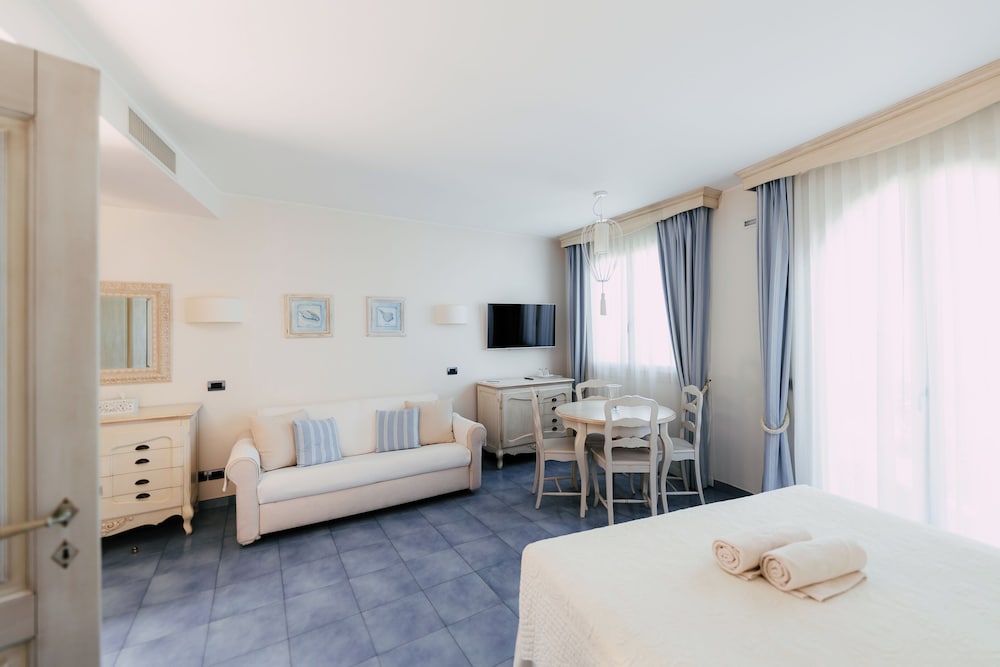 Baia Delphis Resort 9/59