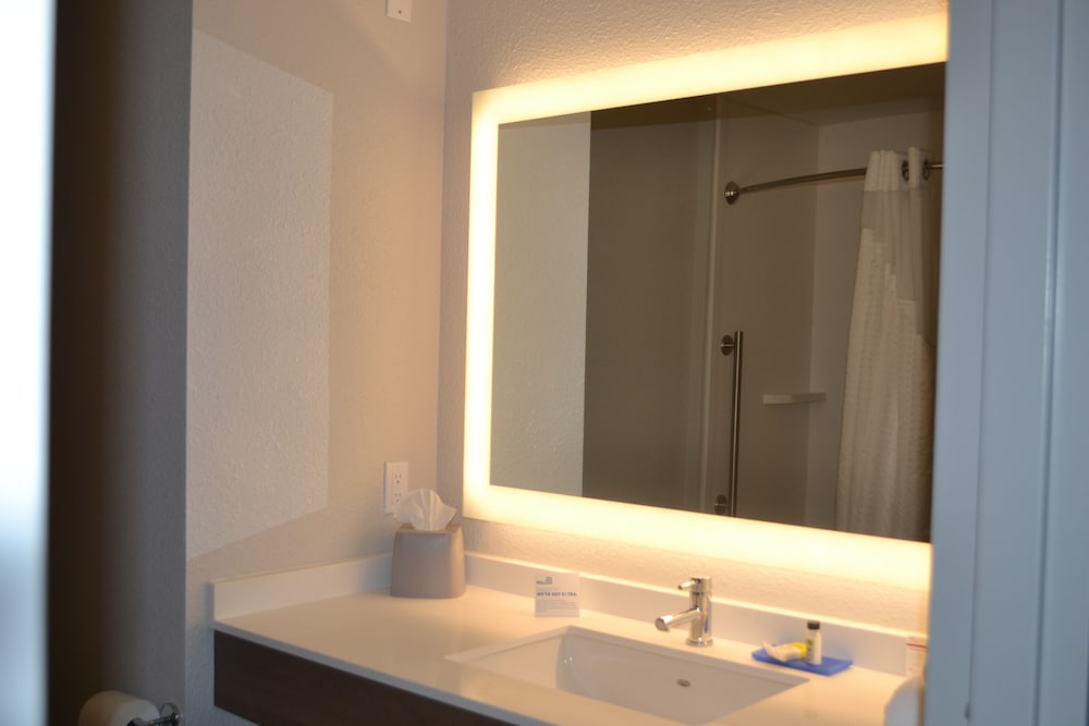 غرفة قياسية بسرير كينج مع أريكة، Holiday Inn Express Tallahassee University Central 2/3