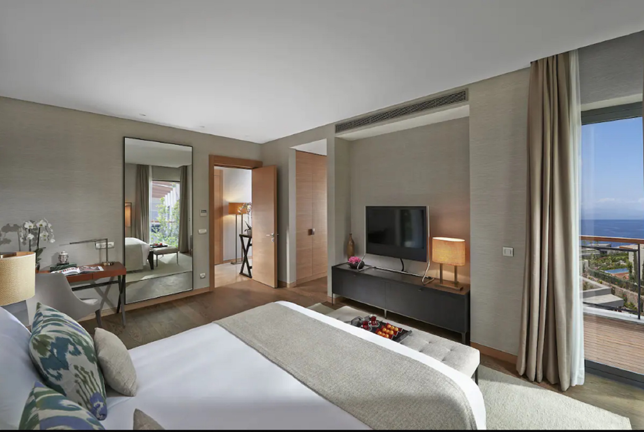غرفة بسرير كينج