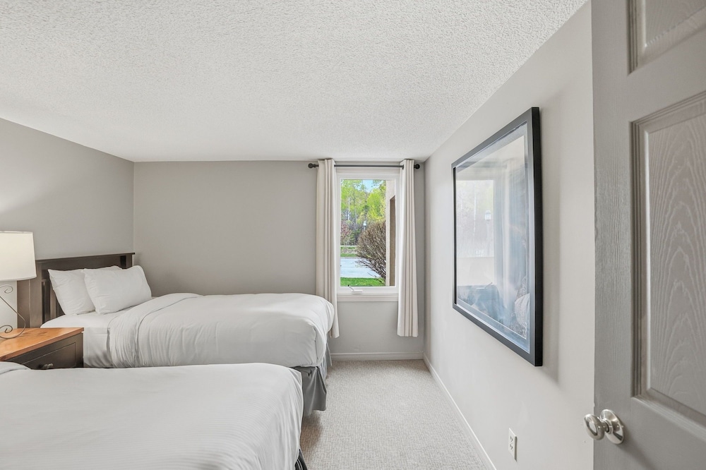 Green, 2 Queen and Twin Beds, Pet Friendly