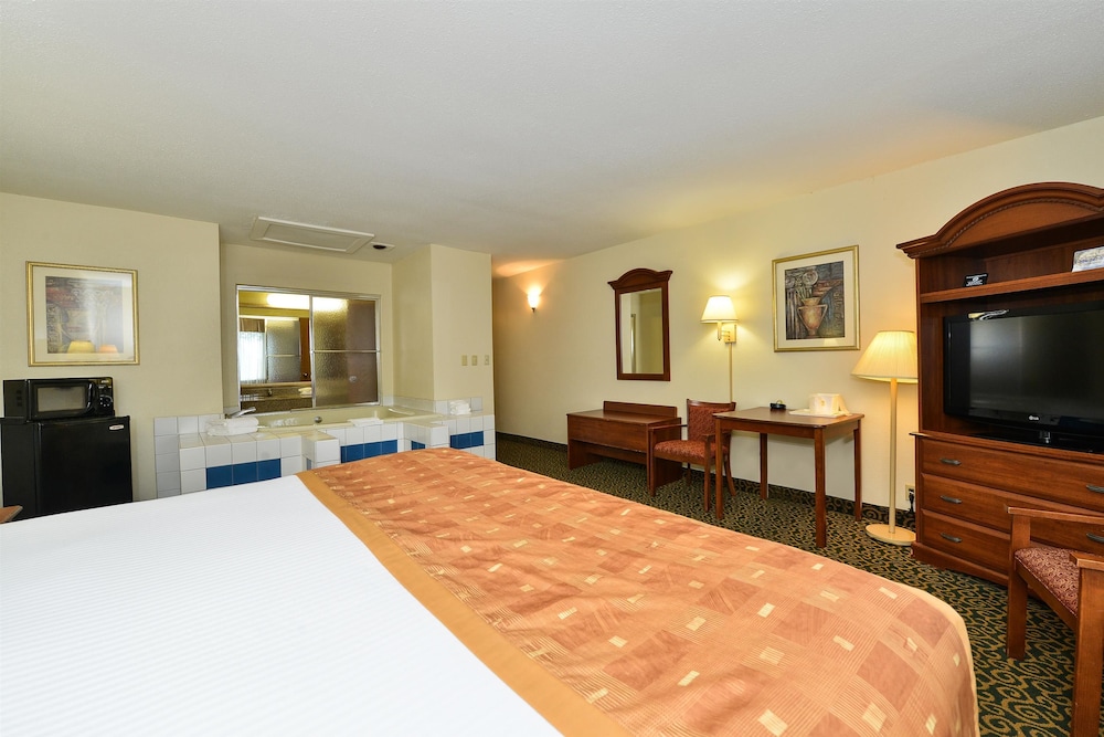 Deluxe Inn Wytheville 27/39
