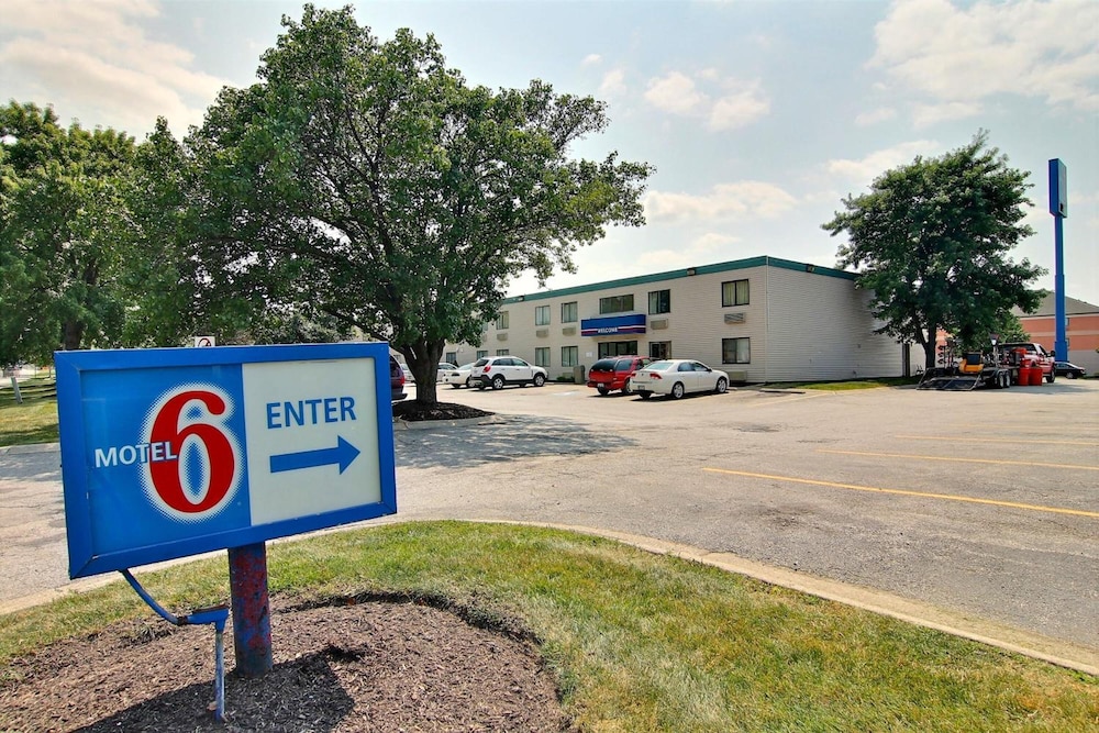 Motel6 Merrillville, IN 40/53