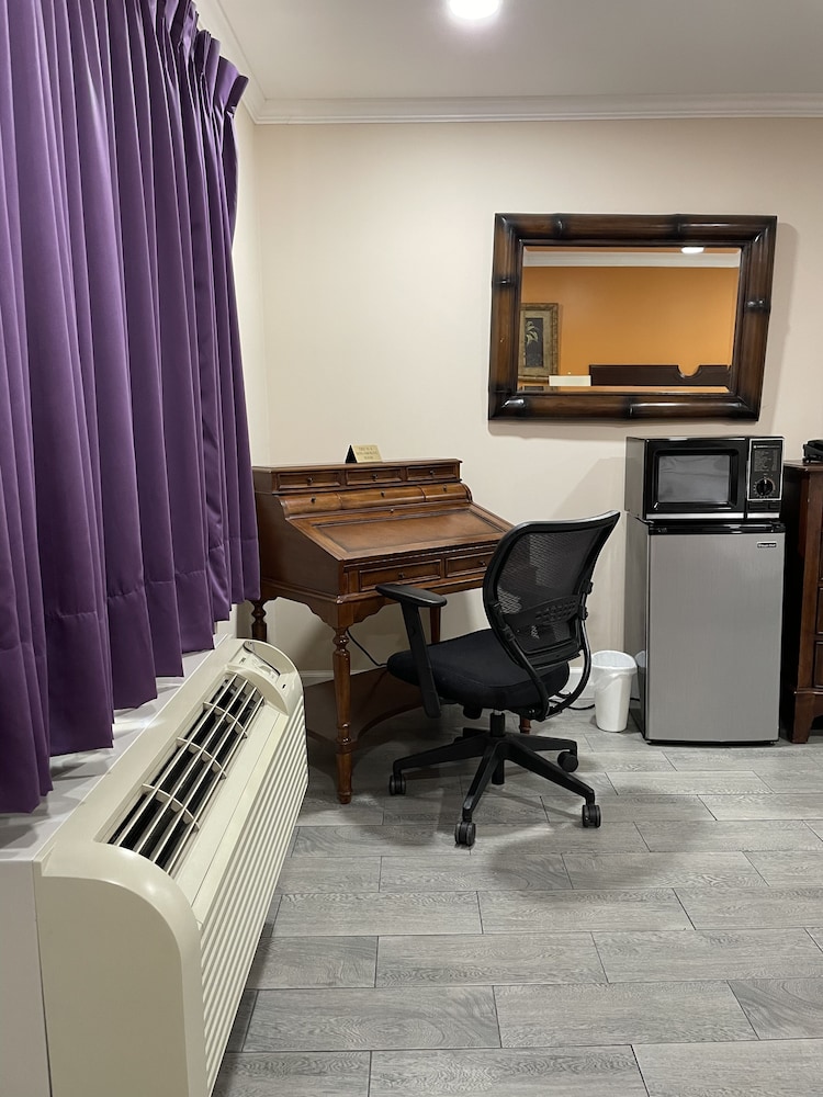 Howard Johnson by Wyndham Ridgecrest, CA 45/63