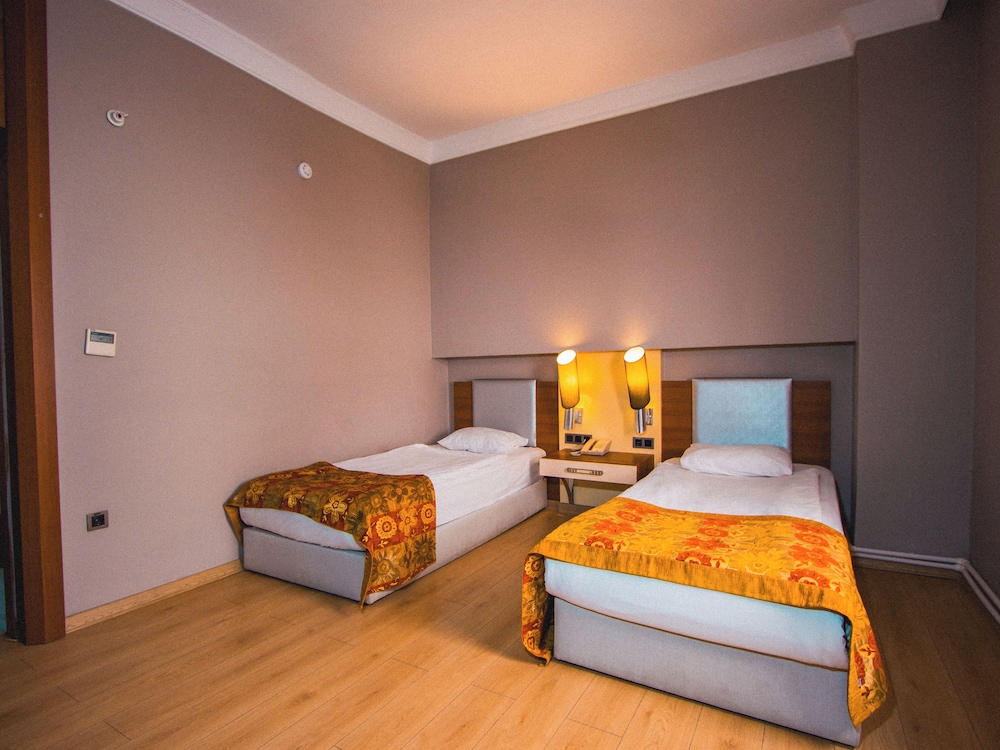 Senior, Twin Beds