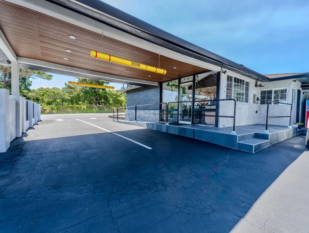 Monterey Surf Inn 34/40