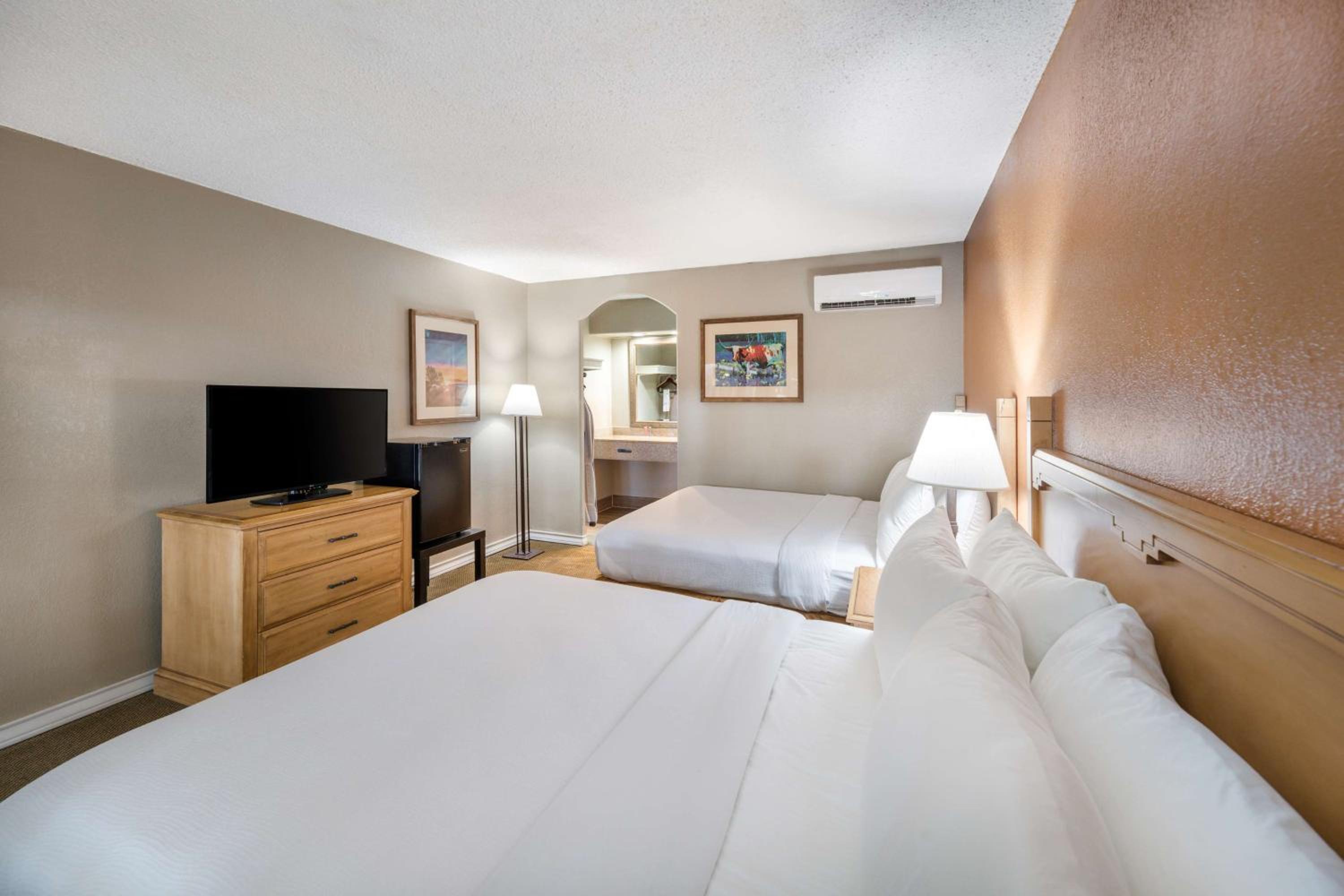 Room, 2 Queen Beds, Exterior Entrance