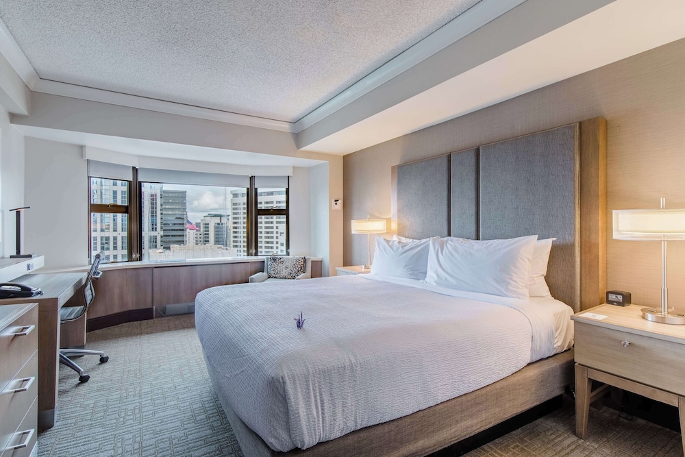 ROOM, KING BED, CITY VIEW, CLUB LOUNGE ACCESS