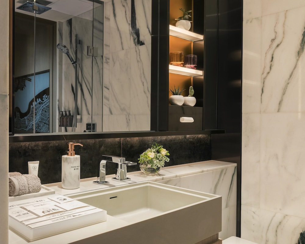 Hyatt Centric Victoria Harbour 66/70