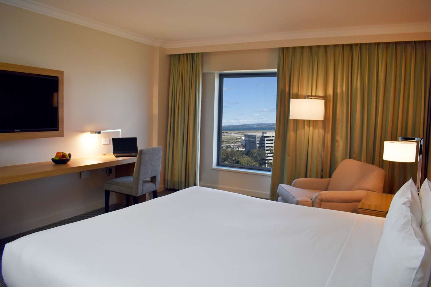 Deluxe, King Bed, Airport View
