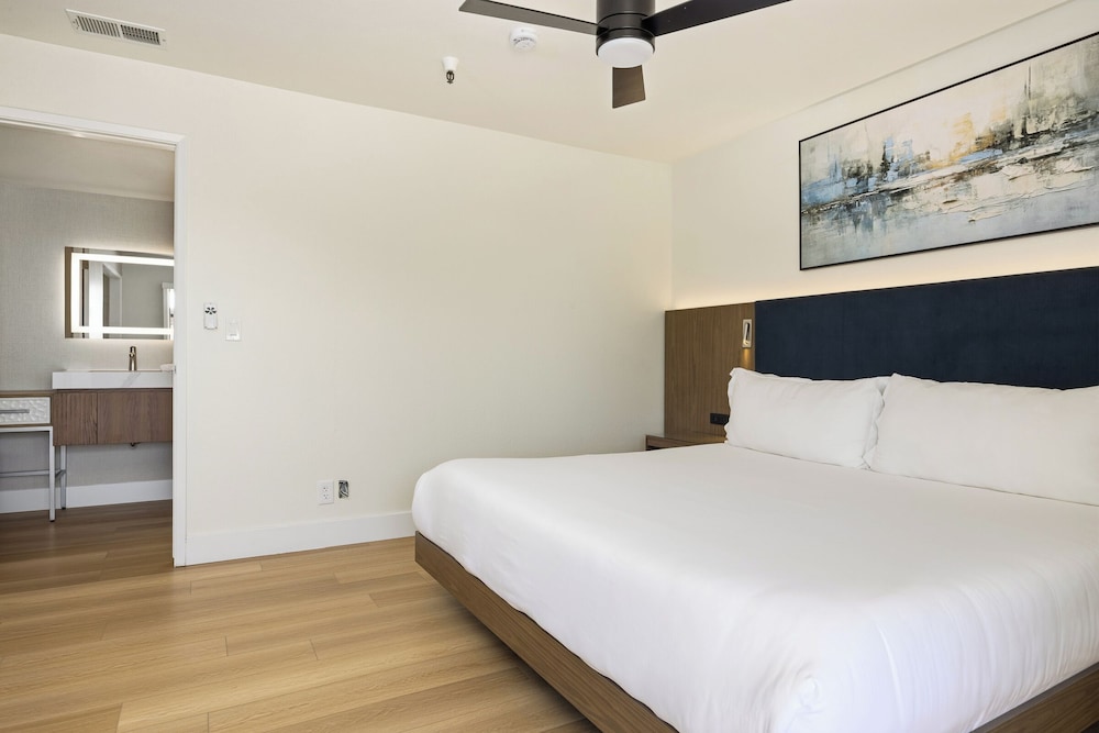 456 Embarcadero Inn Suites 47/77