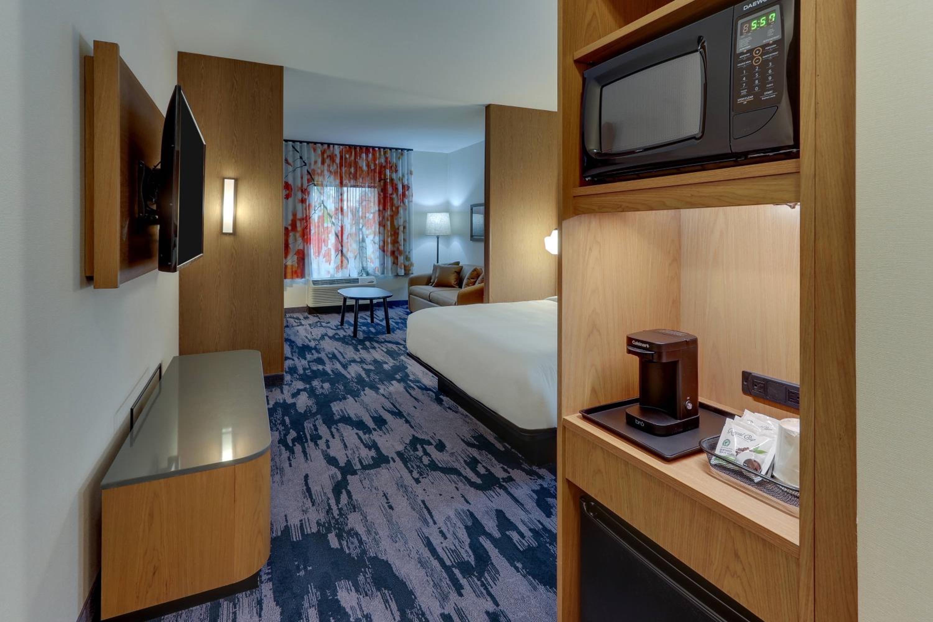 جناح تنفيذي بسرير كينج مع أريكة، Fairfield Inn & Suites by Marriott Asheville Weaverville 3/8