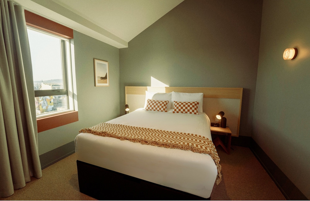 SUPERIOR, QUEEN BED, BALCONY