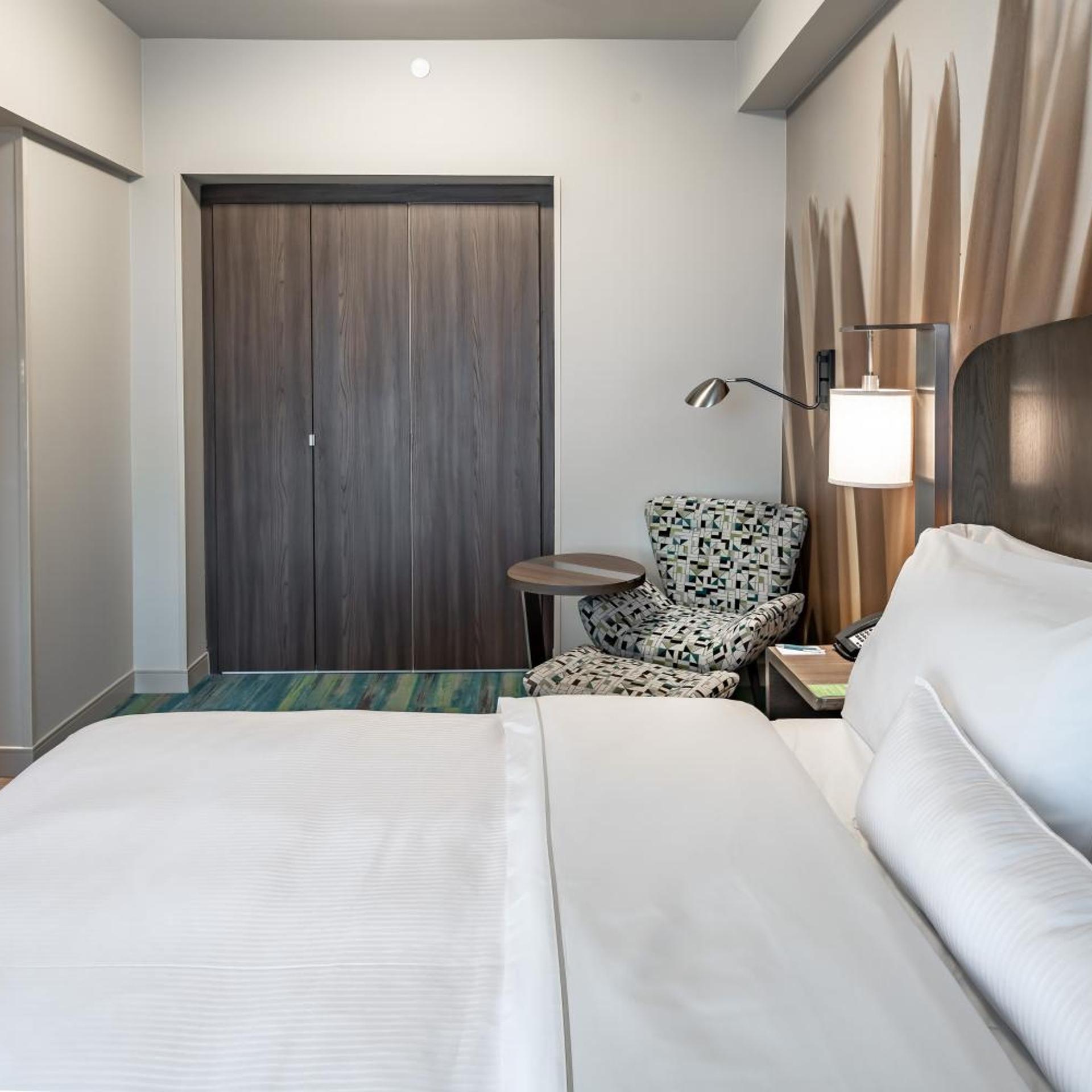 غرفة تنفيذية بسرير كينج مع أريكة، Element Dallas Downtown East 2/7
