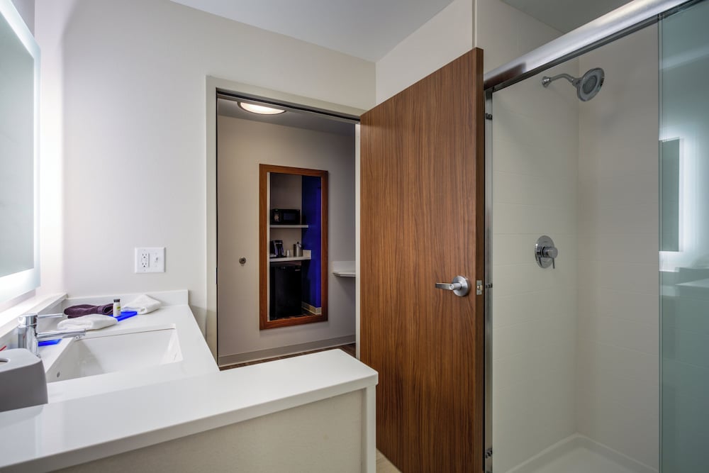 Holiday Inn Express Suites Reedsville State Coll Area 56/56