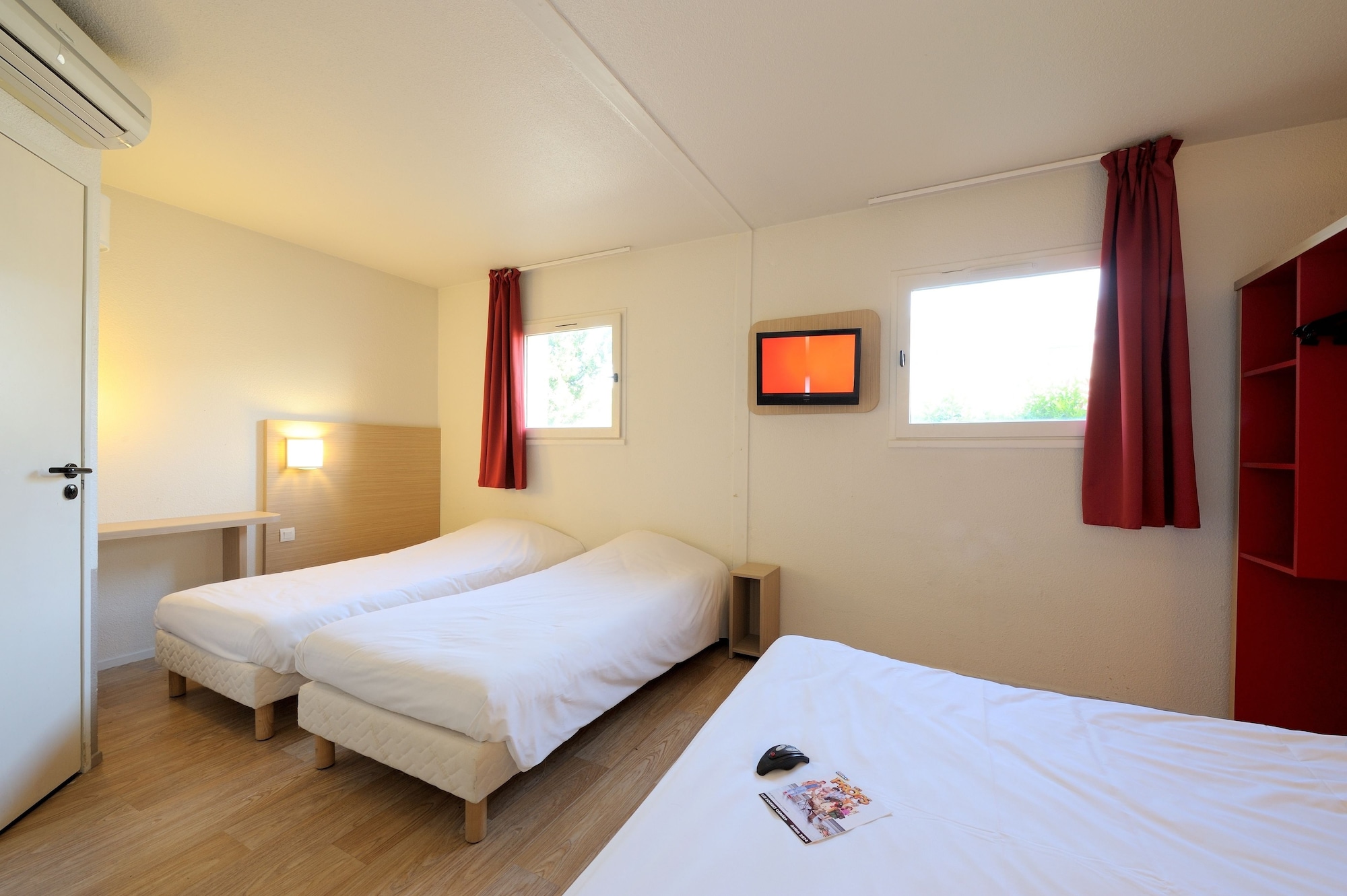 غرفة رباعية بأربعة أسرّة، Hotel Kennedy Parc Des Expositions 2/7