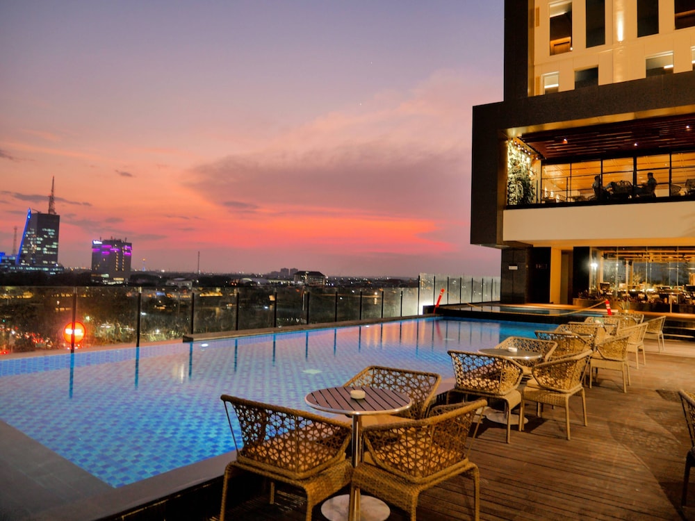 Movenpick Surabaya City 64/68
