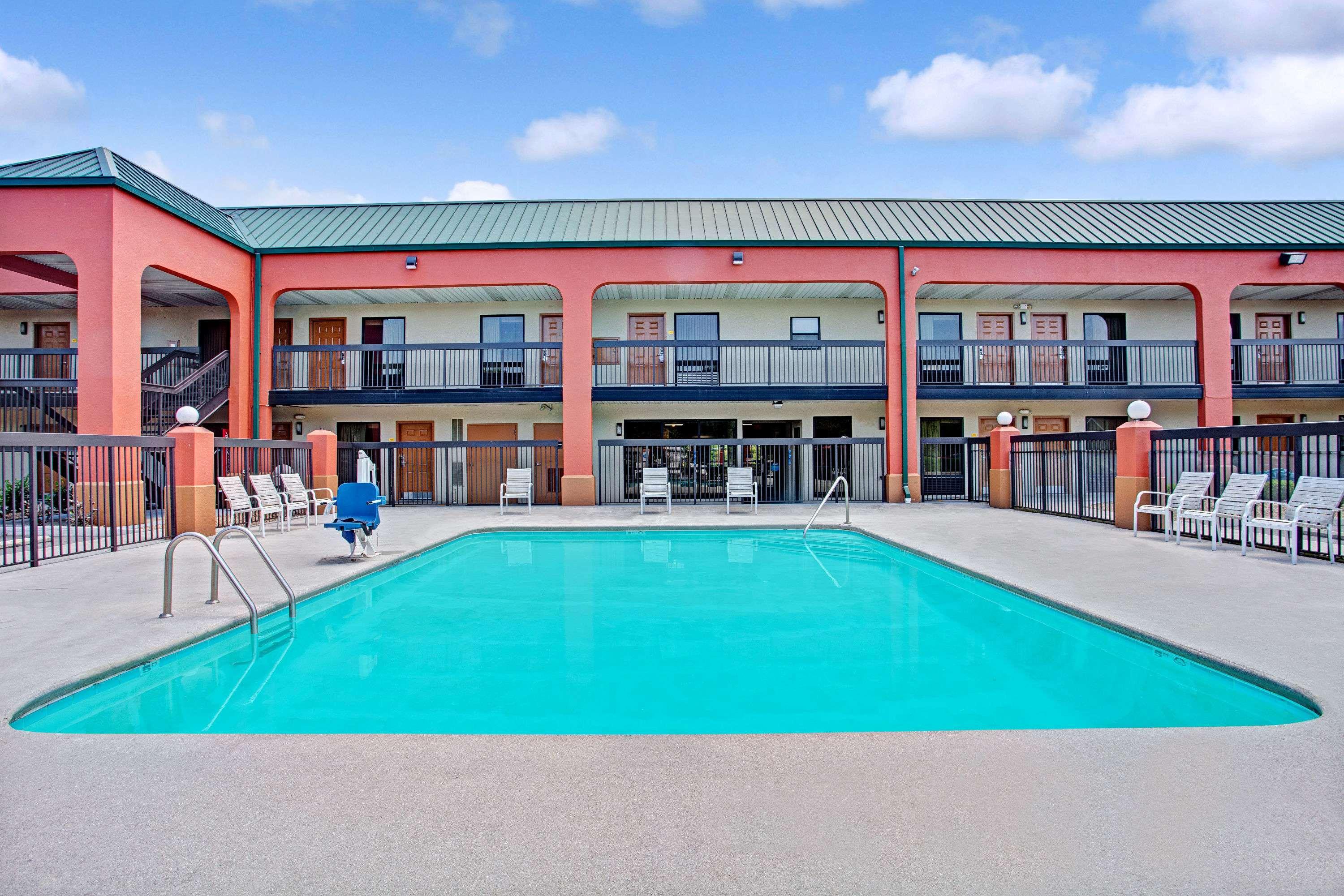 Super 8 By Wyndham Knoxville East 2/38
