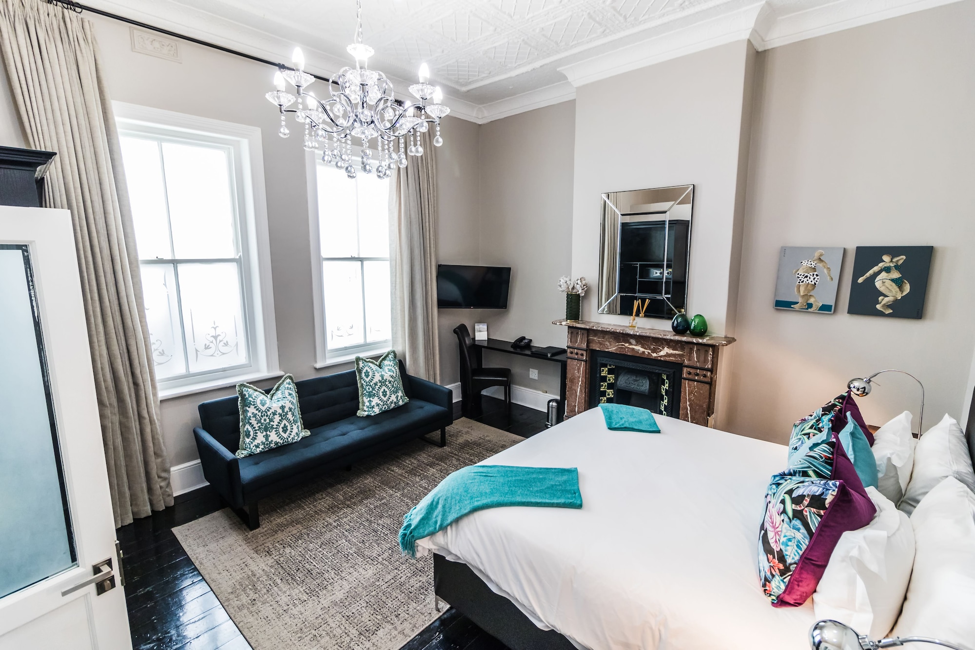 Heritage, Deluxe, Family, King Bed, Sofa