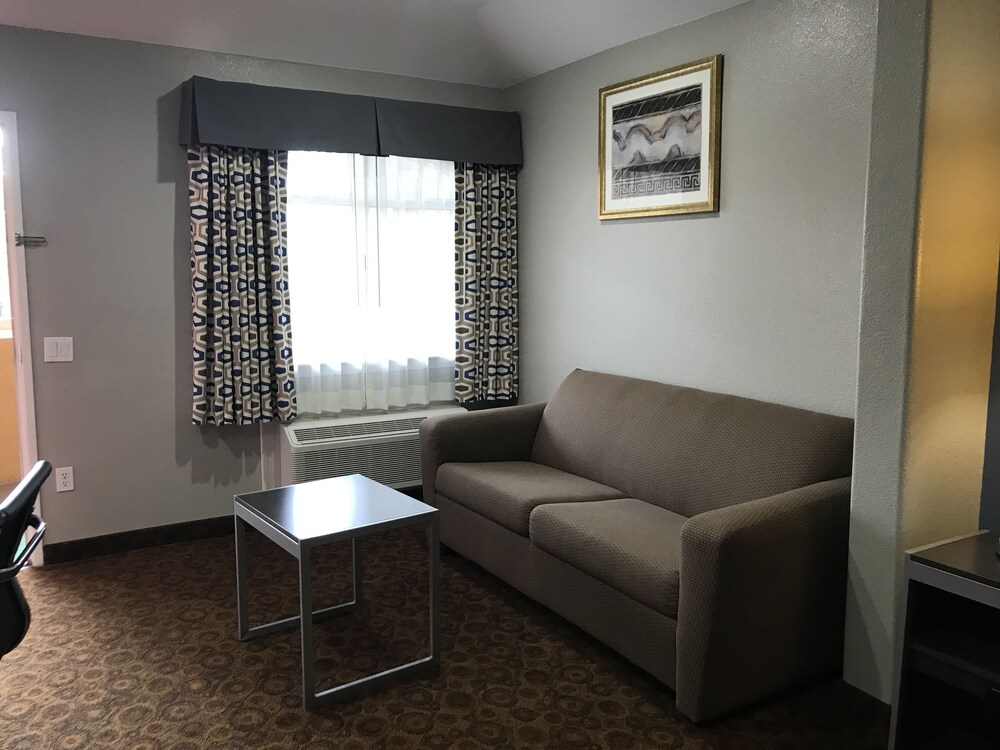 Camelot Inn Suites Veterans Memorial/Nw Houston 28/37