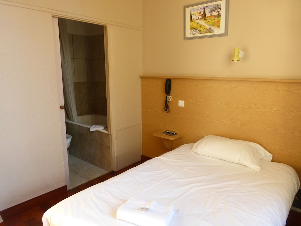 Abalone Hotel 10/46
