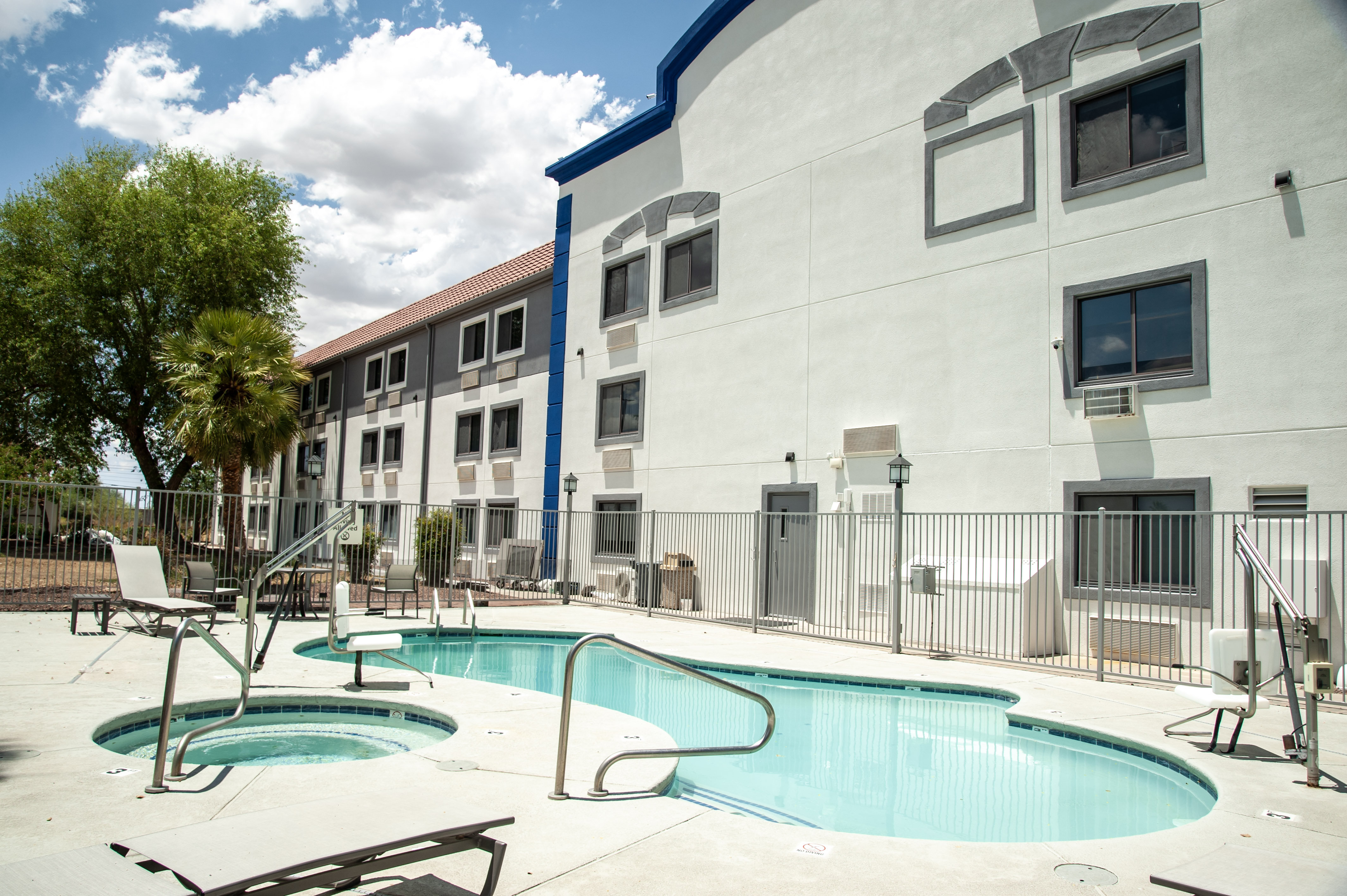 Holiday Inn Express Tucson Airport 4/75