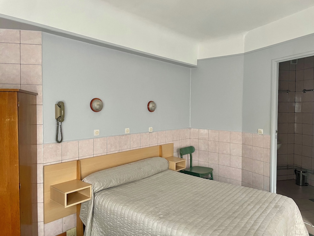 ROOM, DOUBLE BED