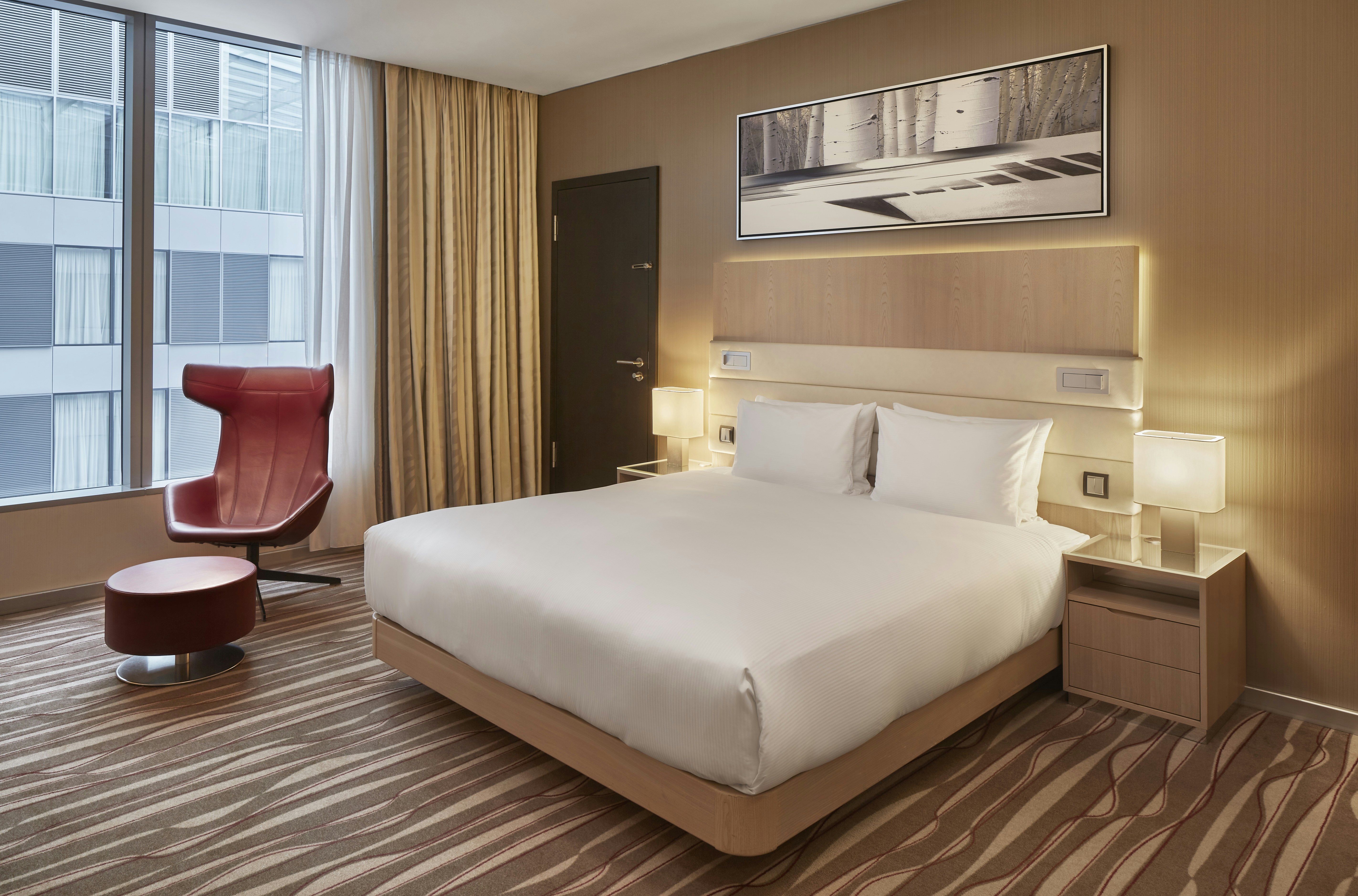 EXECUTIVE, KING BED