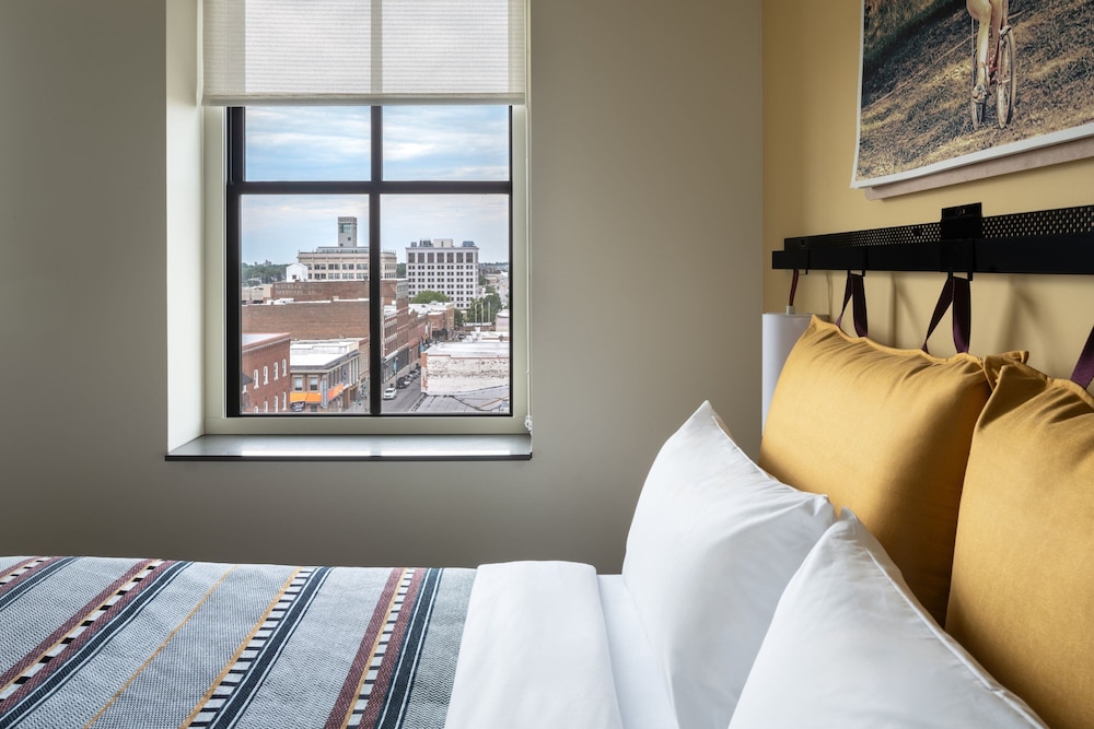 Moxy Springfield Downtown 25/55