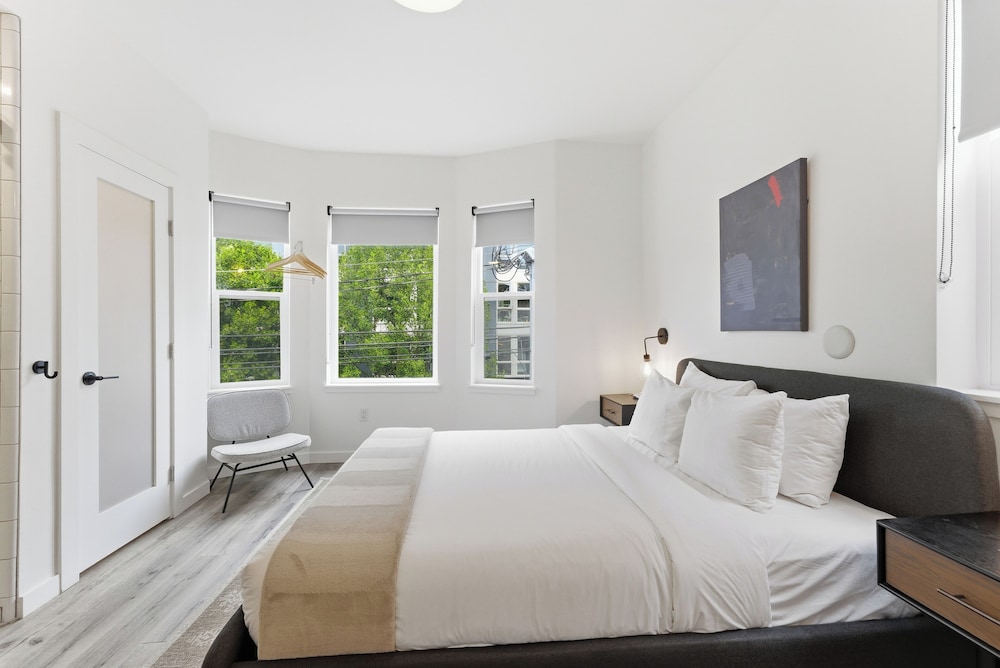 Sonder The Boylston 23/50