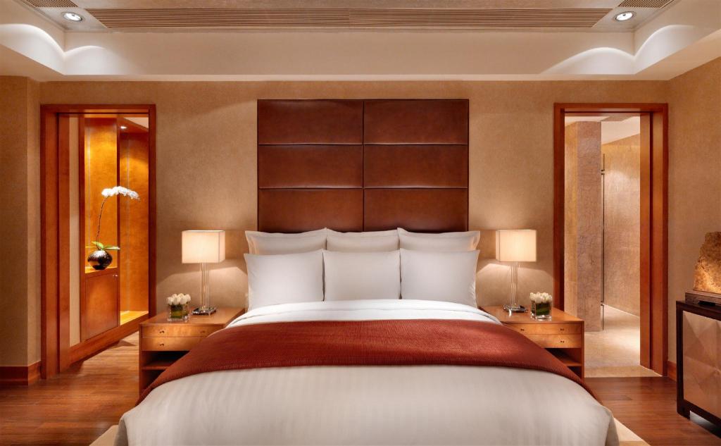 1 Bedroom, Ambassador, Suite, King Bed, City View, Executive Level, Pool Access, High Floor