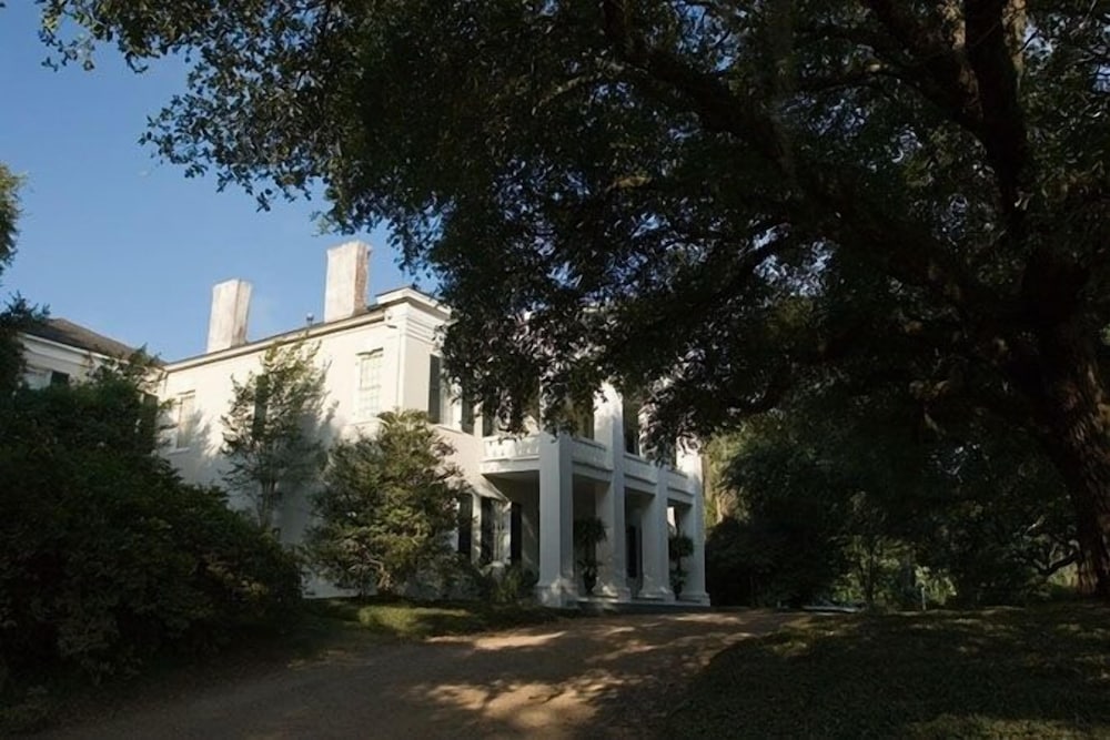 Monmouth Historic Inns And Gardens 68/72
