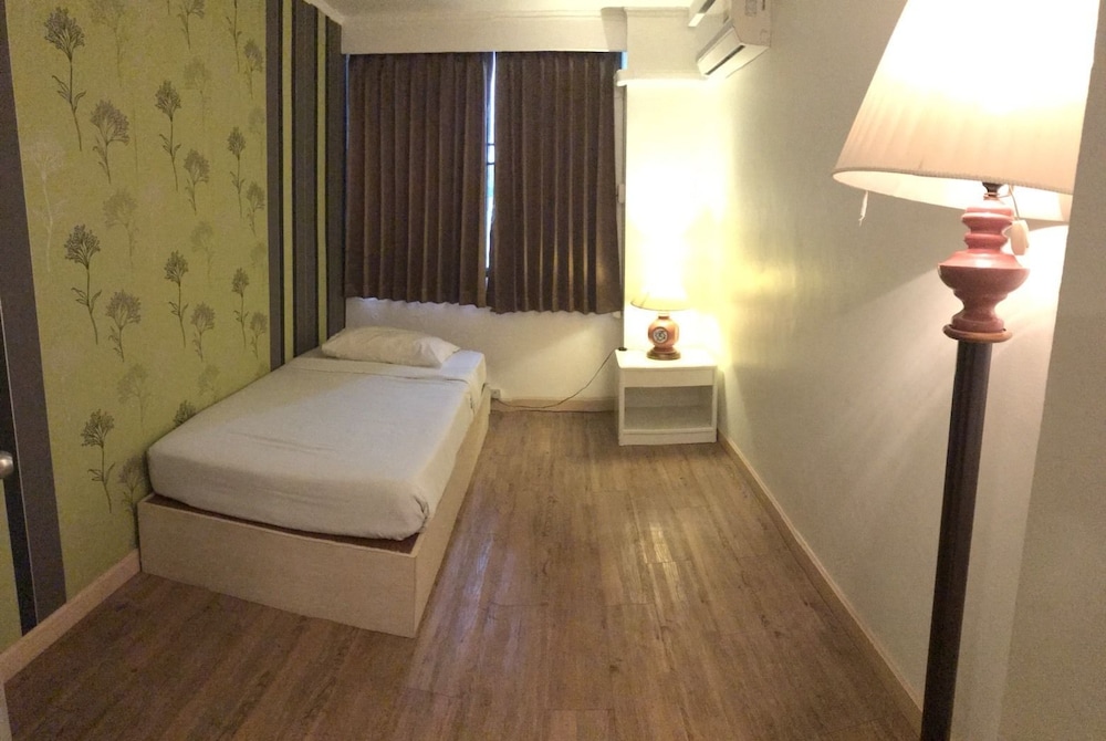 2 BEDROOMS, SUITE, CORNER