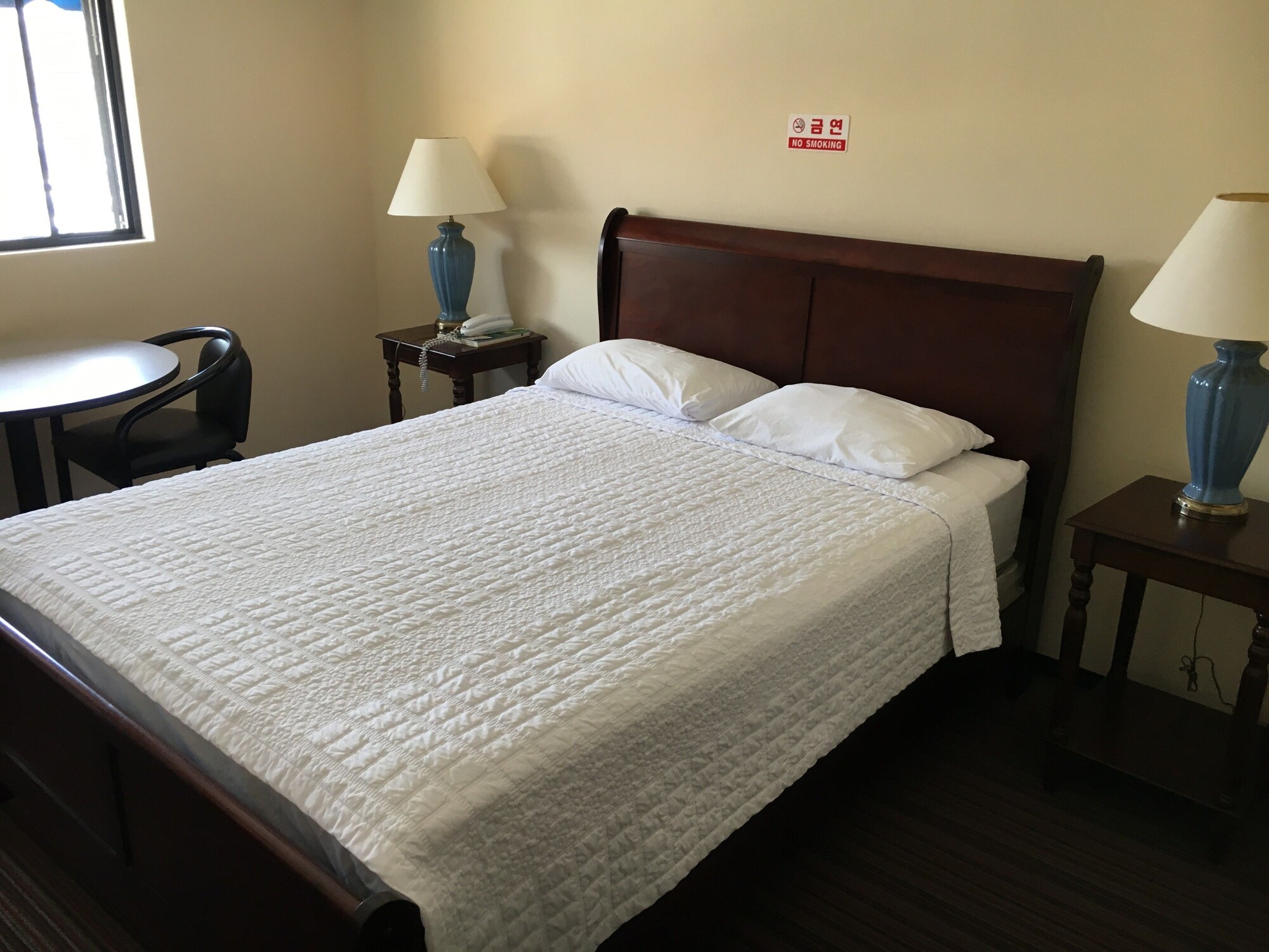 غرفة بسرير كوين، Harmon Loop Hotel 3/7