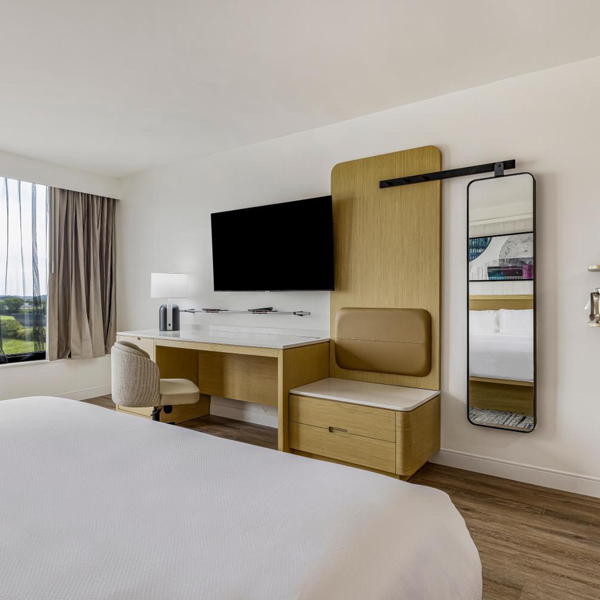 Premium, King Bed, Skyline View, Corner