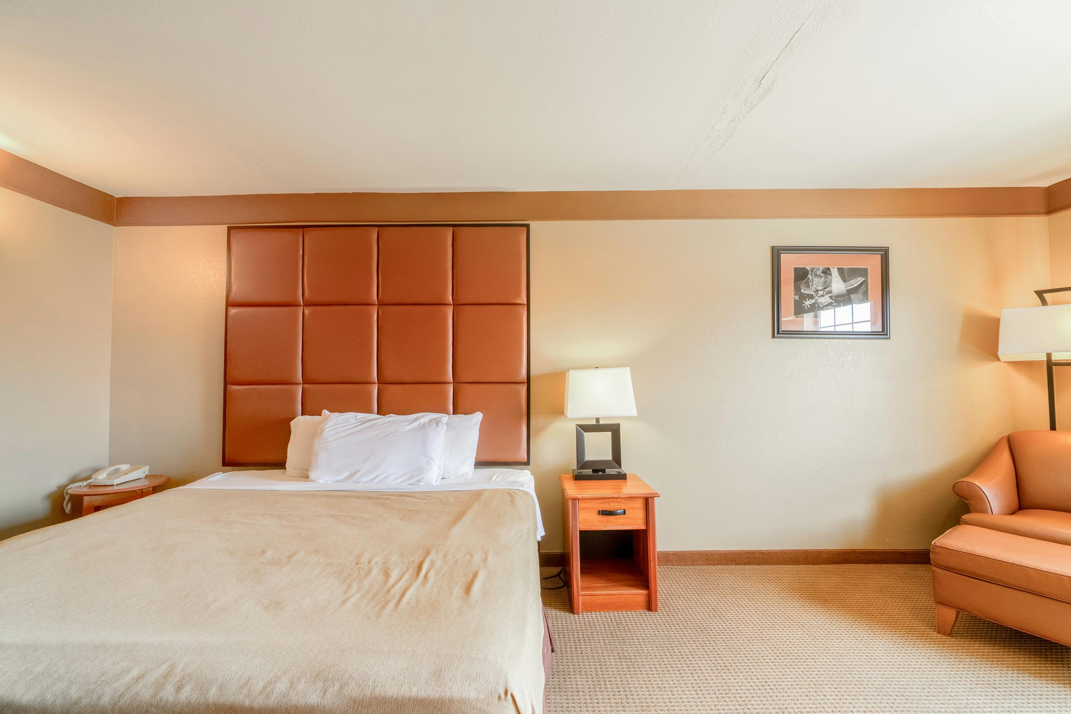 غرفة بسرير كينج، Days Inn & Suites by Wyndham Beeville 4/5