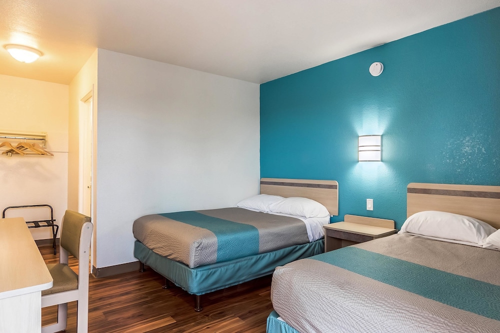 Motel6 Janesville, WI 29/52