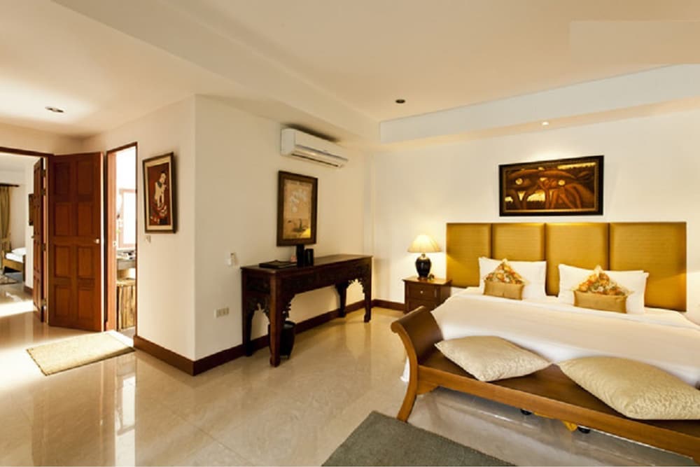 8 BEDROOMS, VILLA